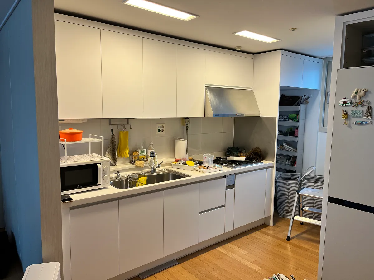 Read more about the article 플랩→여닫이 도브화이트 싱크대 문짝시공 (서초)