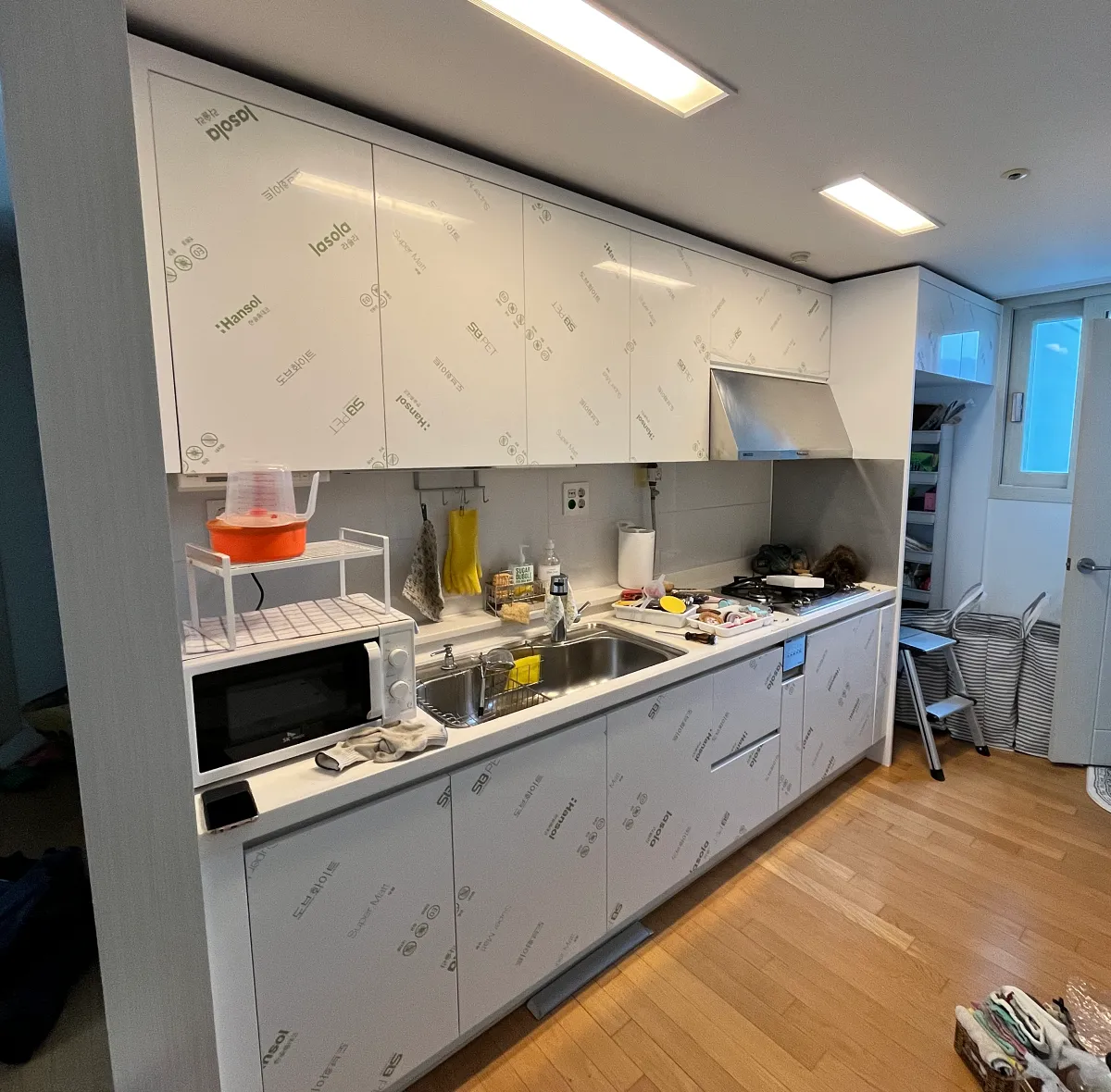 도어 교체 시공 중