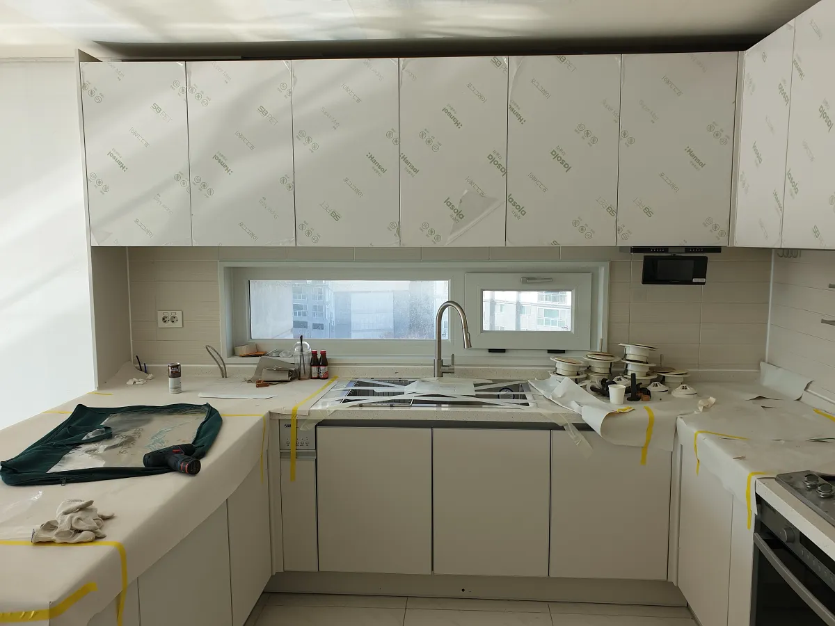 상부장 도어 교체 시공 중