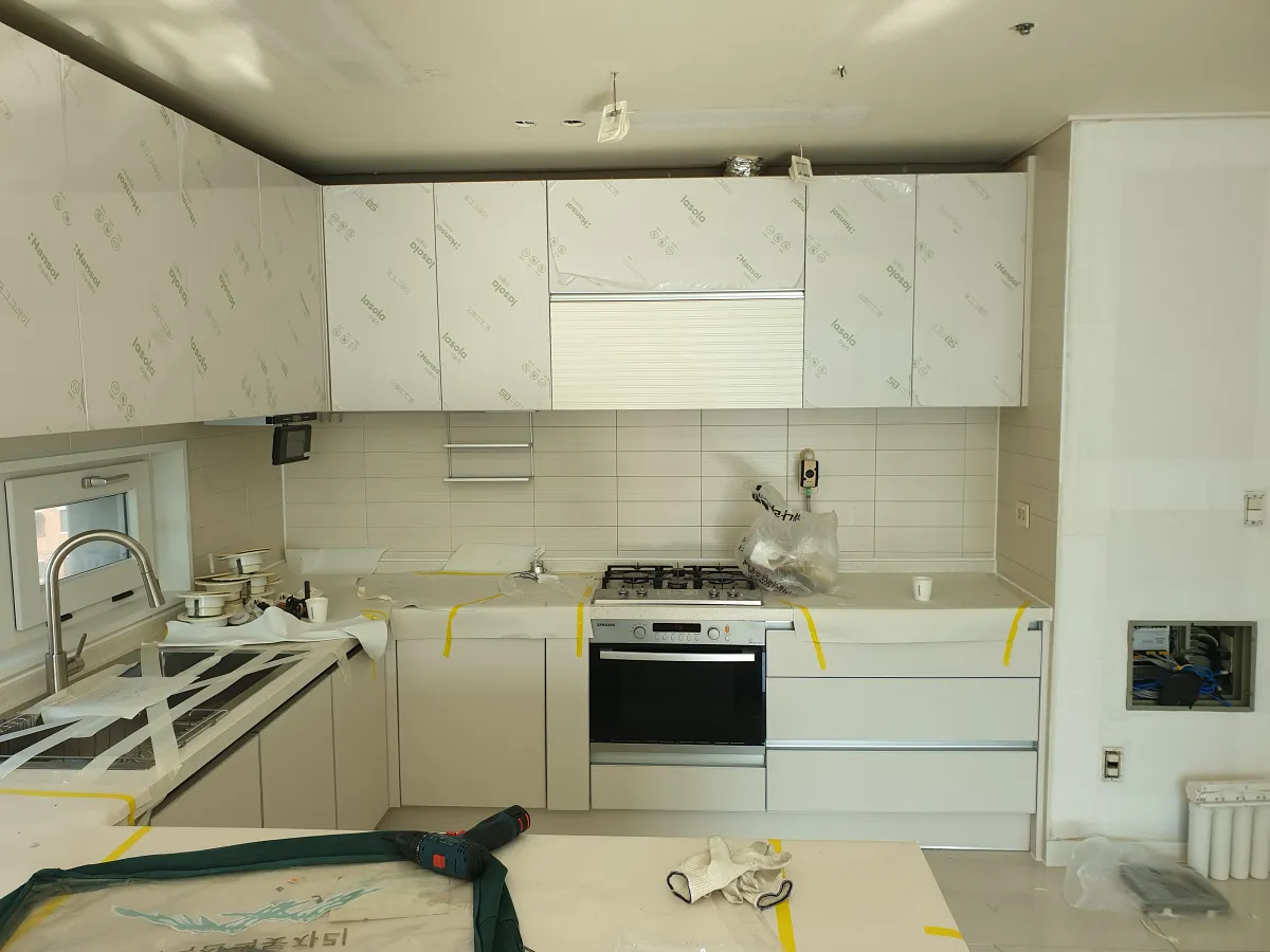 Read more about the article 플랩→여닫이 도브화이트 싱크대 문짝시공 (서초)