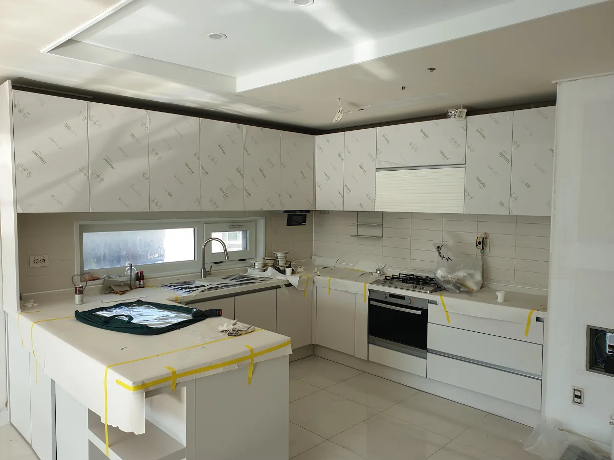 ㄱ자 주방 전경 시공 중