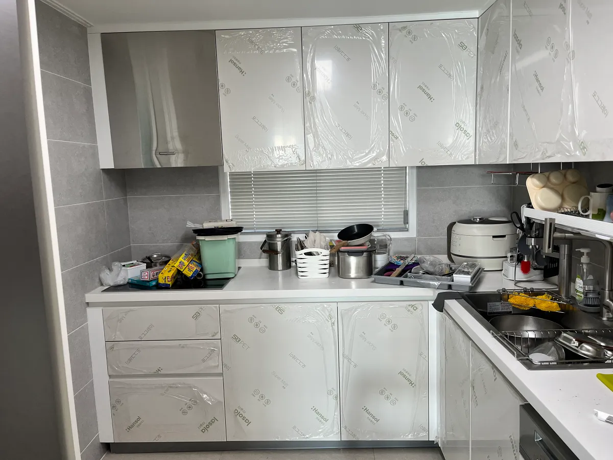 문짝 교체 시공 중