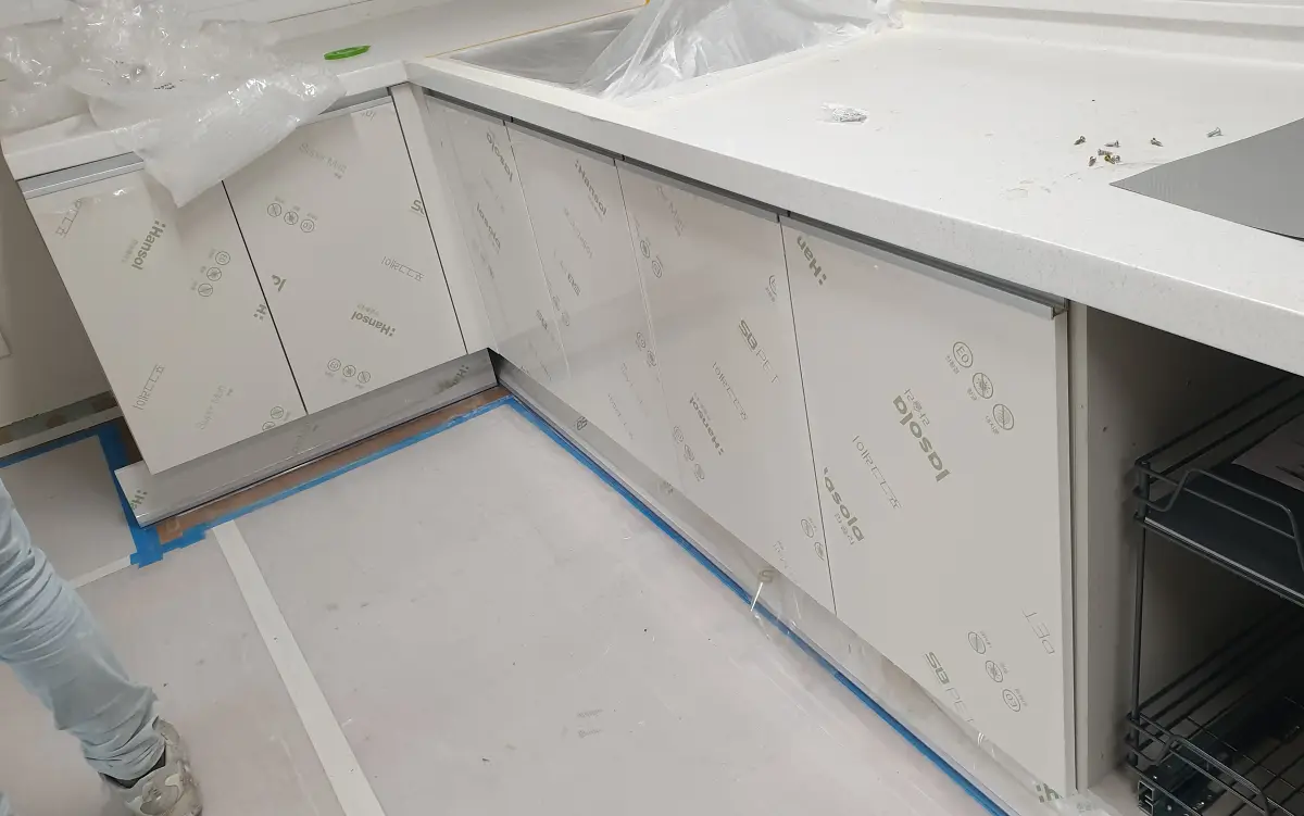 하부장 코너 도어 부착 중