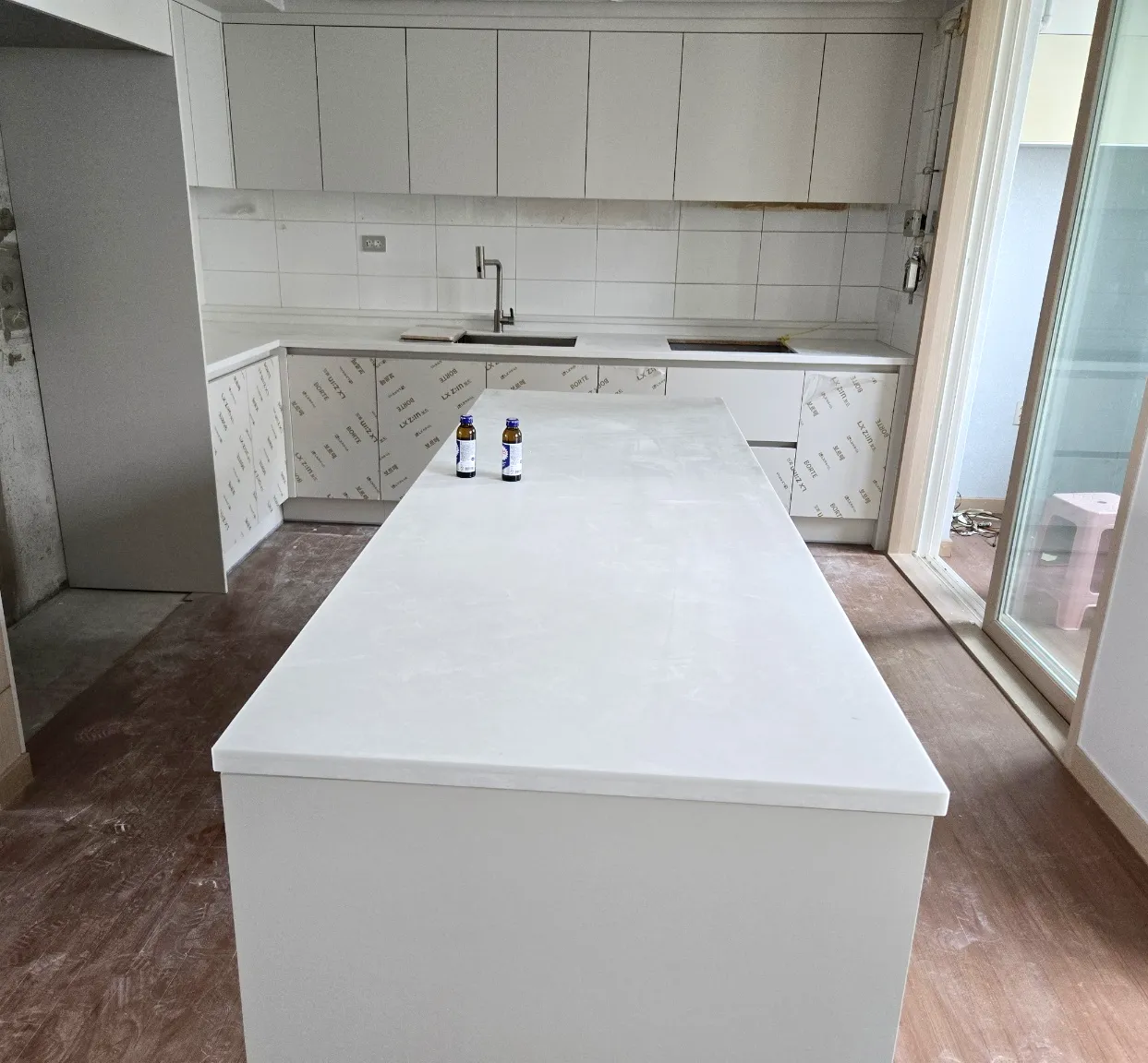 Read more about the article 스완화이트 싱크대·아일랜드·붙박이장 시공 (동작구)