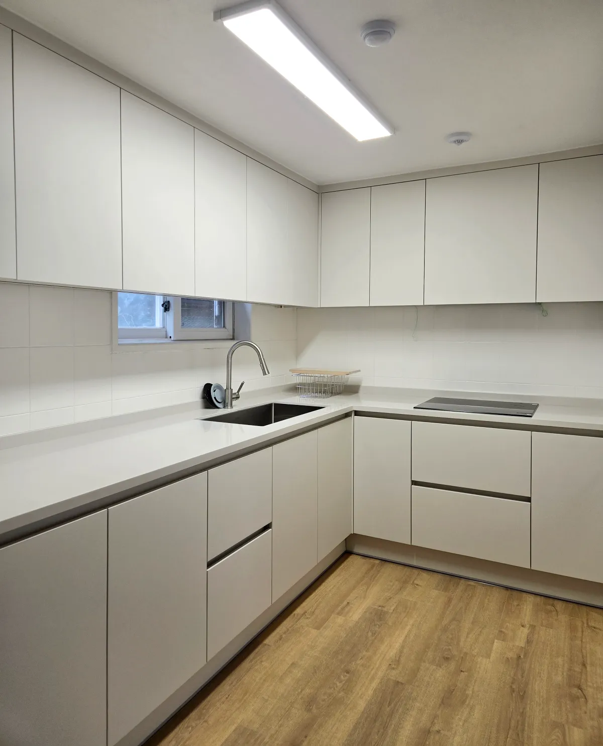 Read more about the article 포그그레이 핸들리스 ㄱ자 싱크대 시공 (금호동)