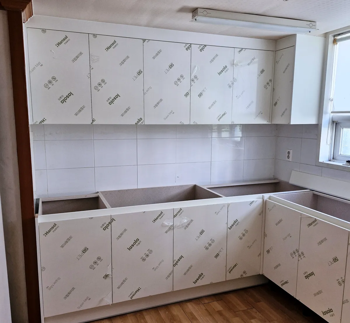 싱크대 시공 중