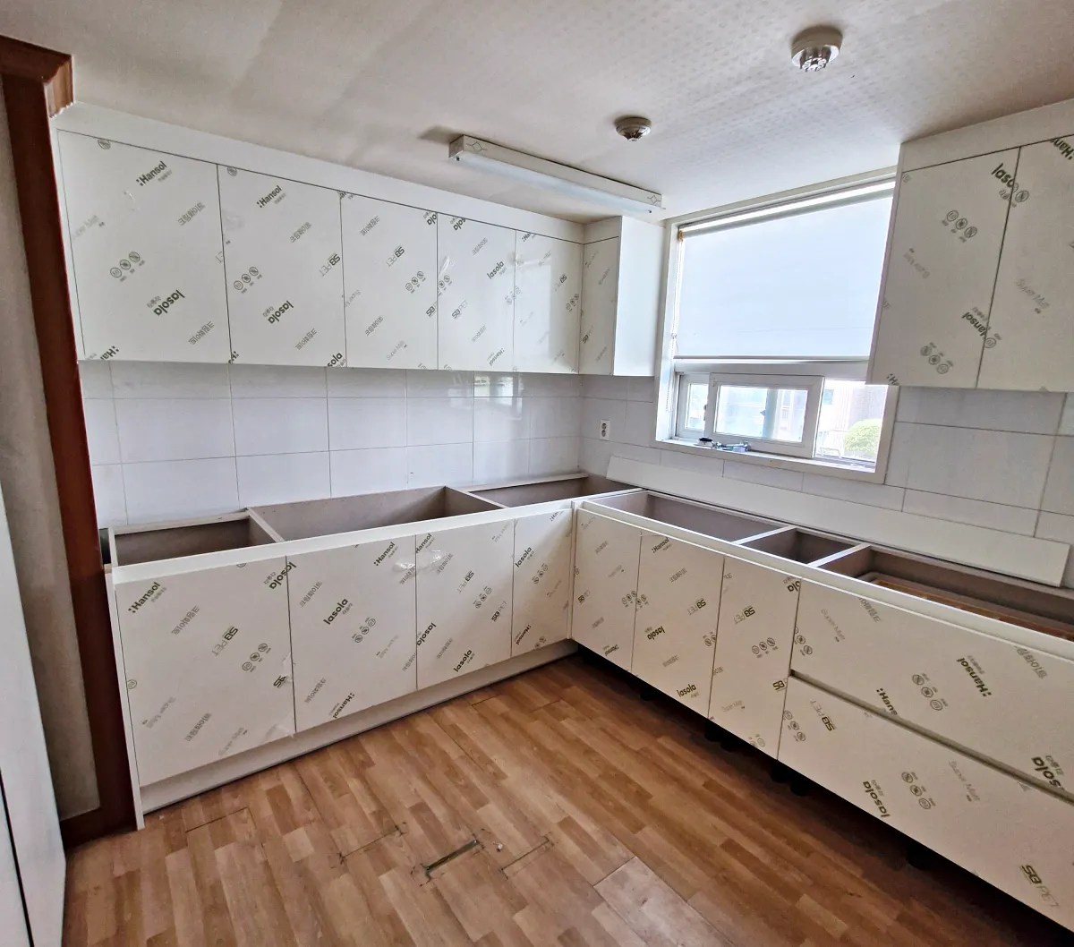 ㄱ자 싱크대 전체 시공 중