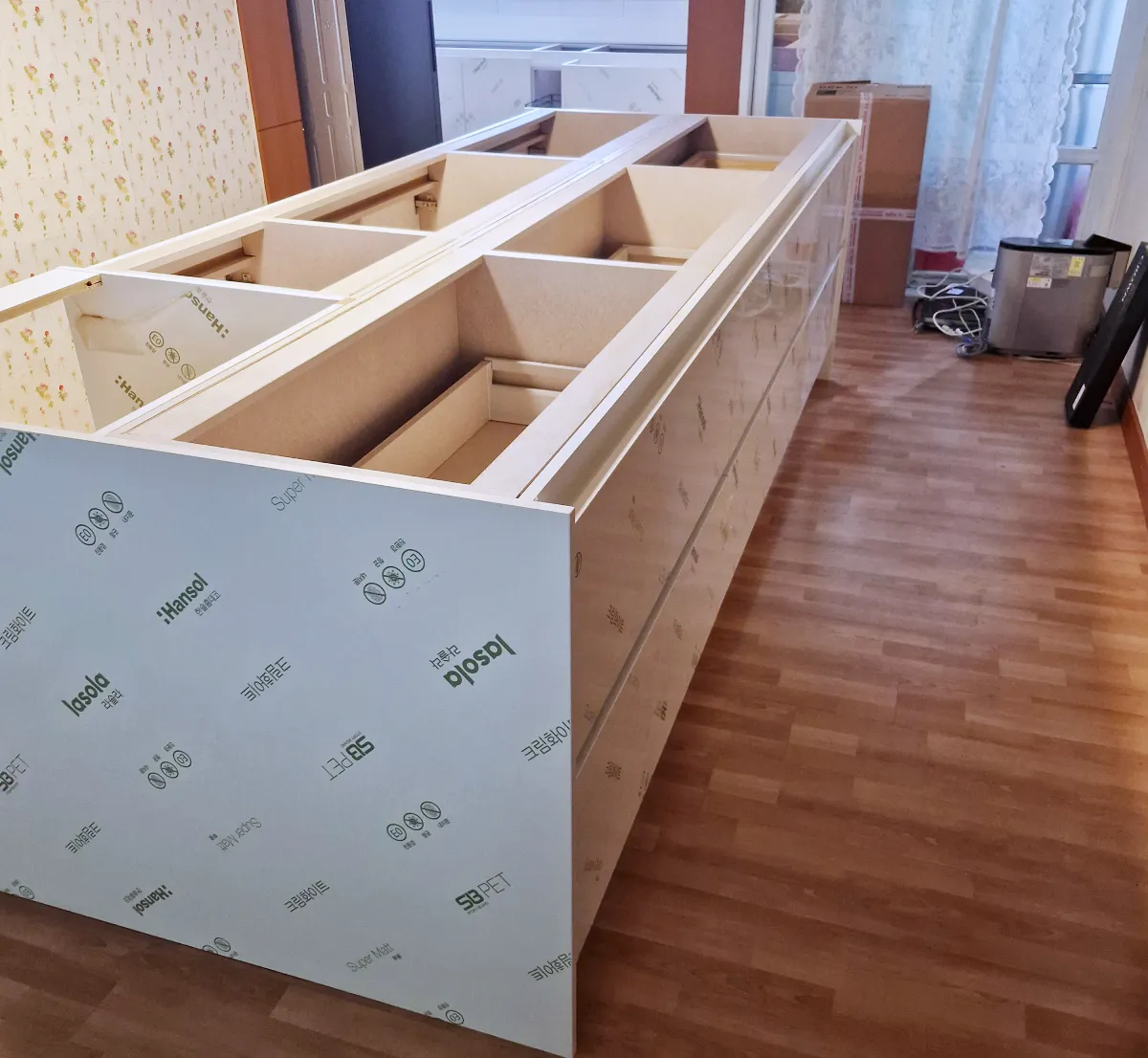 Read more about the article 크림화이트 ㄱ자 싱크대·아일랜드 시공 (일산)