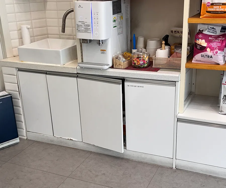 진열 수납장 교체 전