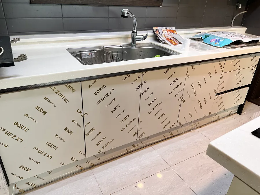 Read more about the article 라이트그레이지 ㄱ자 하부장 문짝시공 (덕양구)