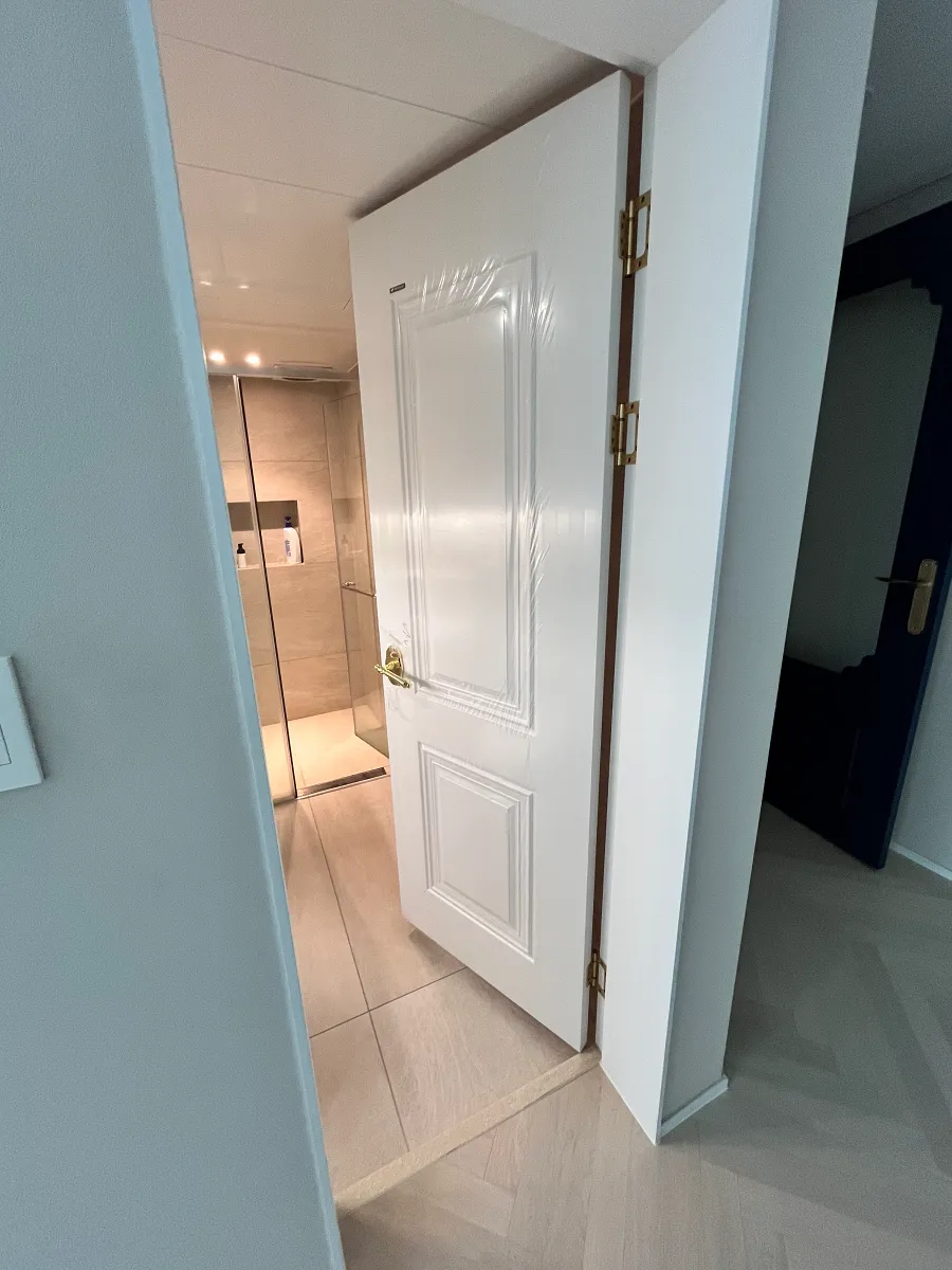 열린 화장실 문 측면