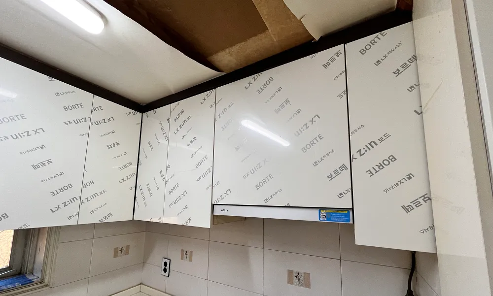 상부장 도어 부착 중