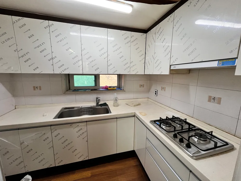 Read more about the article 플랩→여닫이 보르떼 웜화이트 유광 싱크대 문짝시공 (양재동)