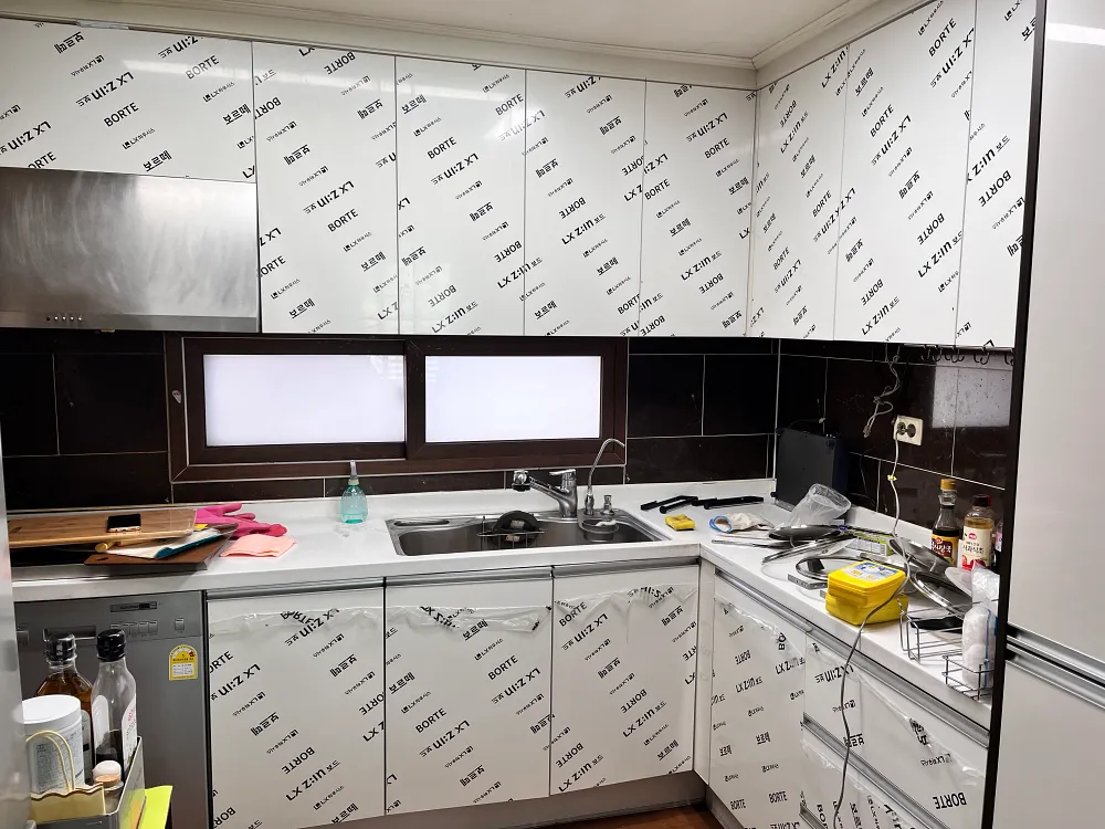 전체 도어 교체 시공 중