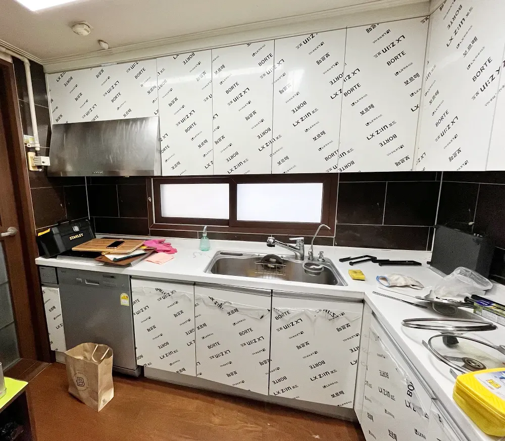 도어 교체 시공 중