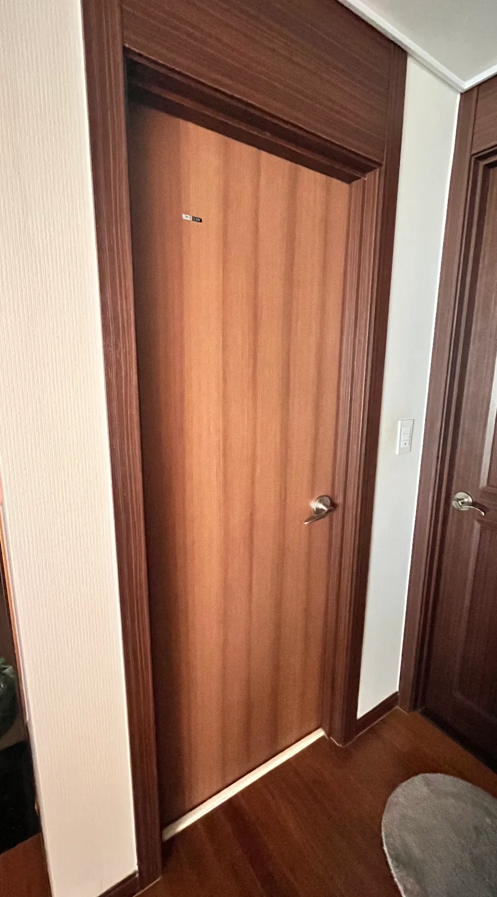 Read more about the article 다크브라운→우드톤 화장대·화장실 문짝시공