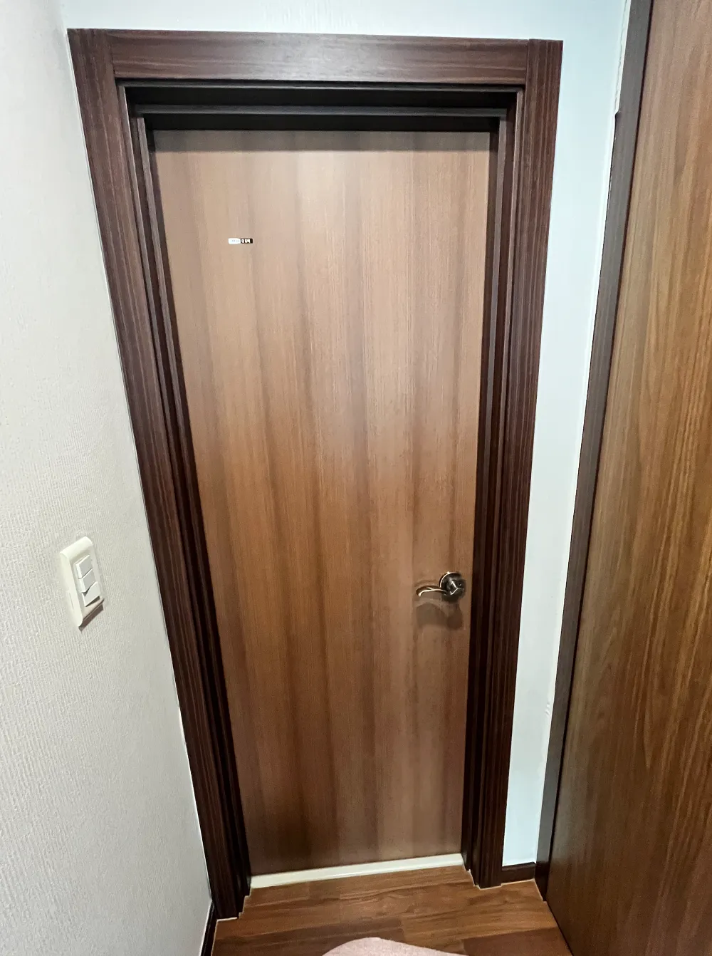 두 번째 화장실 문 교체 후