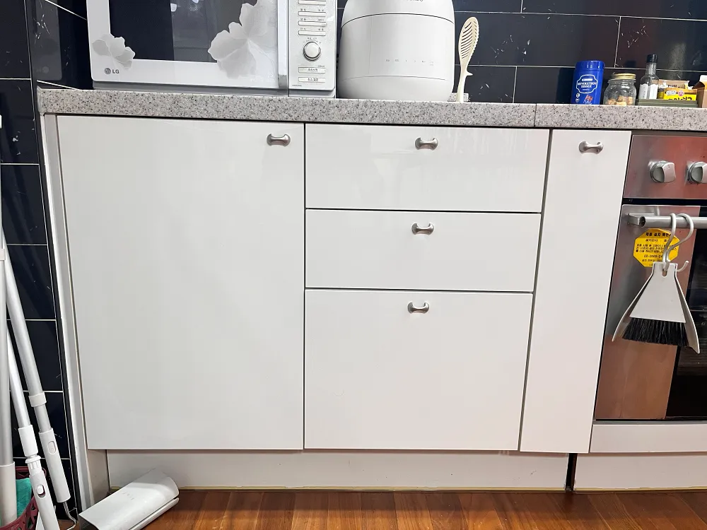 Read more about the article 웜화이트 유광 하부장 문짝시공 (강서구)